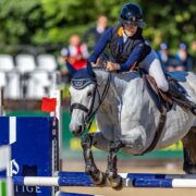 En sport de haut niveau, le respect des 3F n’est pas un luxe : ce sont des leviers fondamentaux pour améliorer le bien-être équin, l’image des sports équestres et potentiellement la durabilité de la performance des chevaux athlètes.