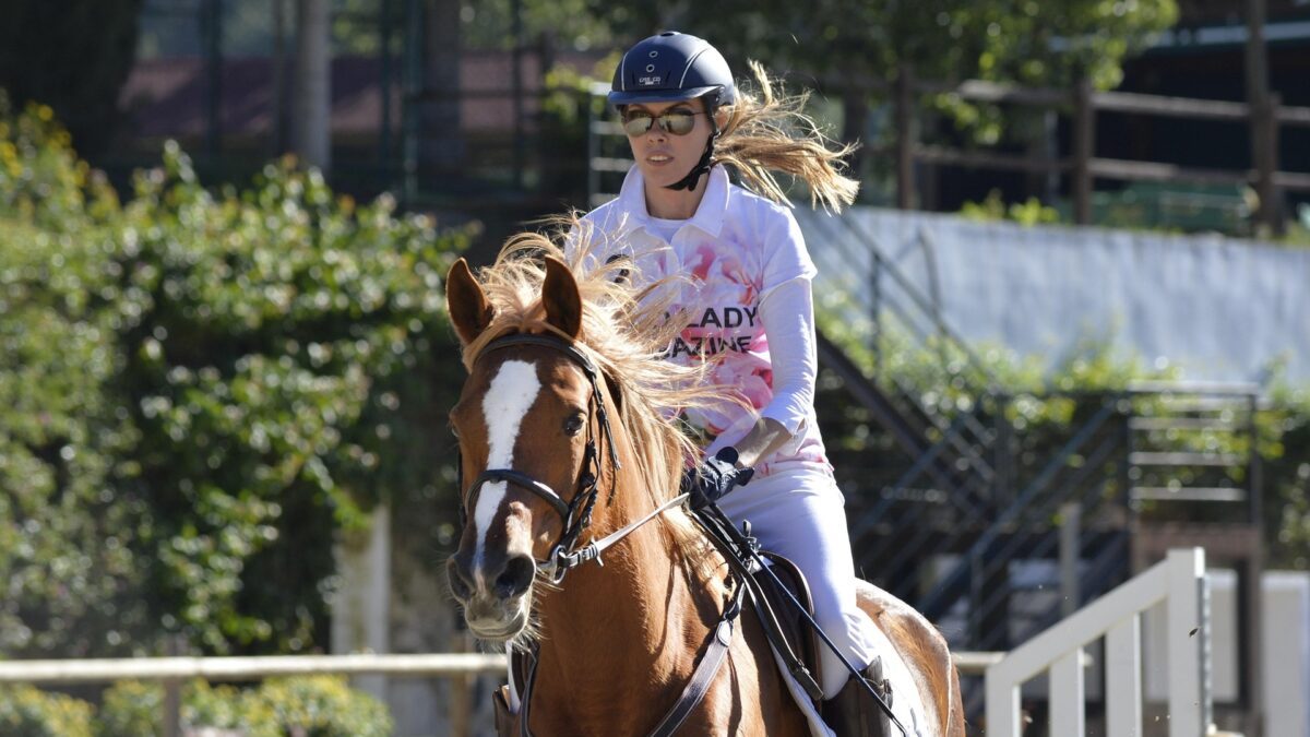La FEI crée une task force multidisciplinaire pour revoir les protocoles de bien-être équin, harmoniser les règles entre les disciplines et clarifier les décisions liées aux traces de sang sur le cheval.